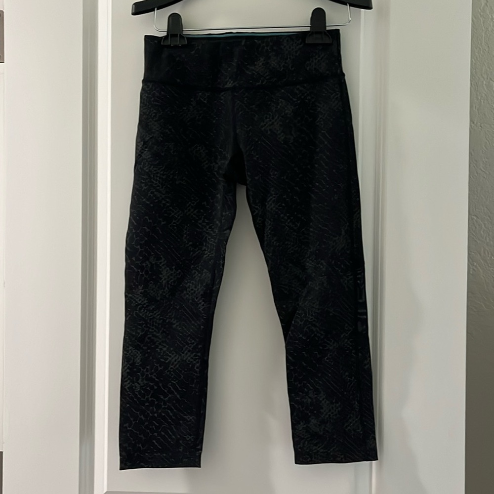 Calvin Klein ladies workout capri leggings, size small, mesh on the side, black